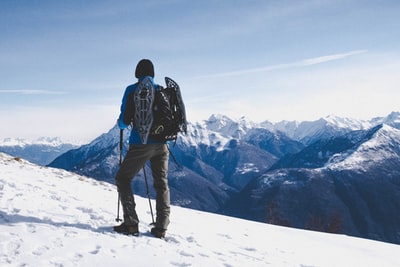 人走在雪山
